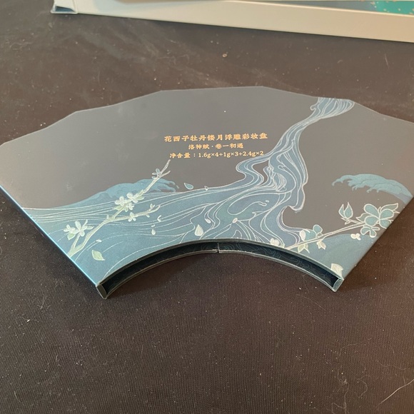 Florasis Floral Engraving Odey Palette and 2 Bags NWT - Picture 4 of 9